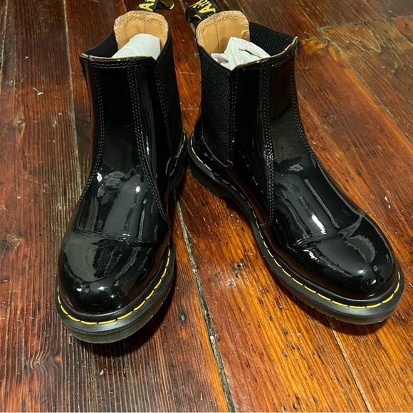 Dr. Martens Women's 2976 Chelsea Boot Black Patent Lamper Size 8 - Picture 4 of 9